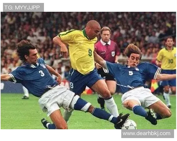 巴西队卷发足球明星的传奇故事与辉煌成就揭秘